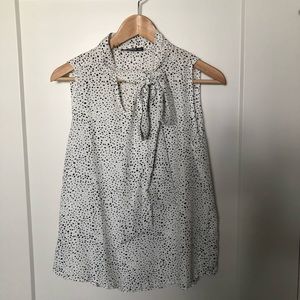 Spotted Sleeveless Neck Tie Blouse